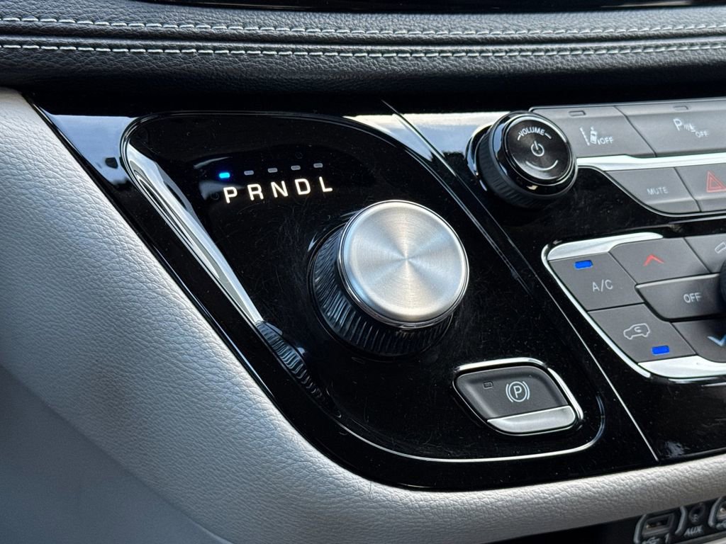 Used 2024 Chrysler Pacifica Select image 21