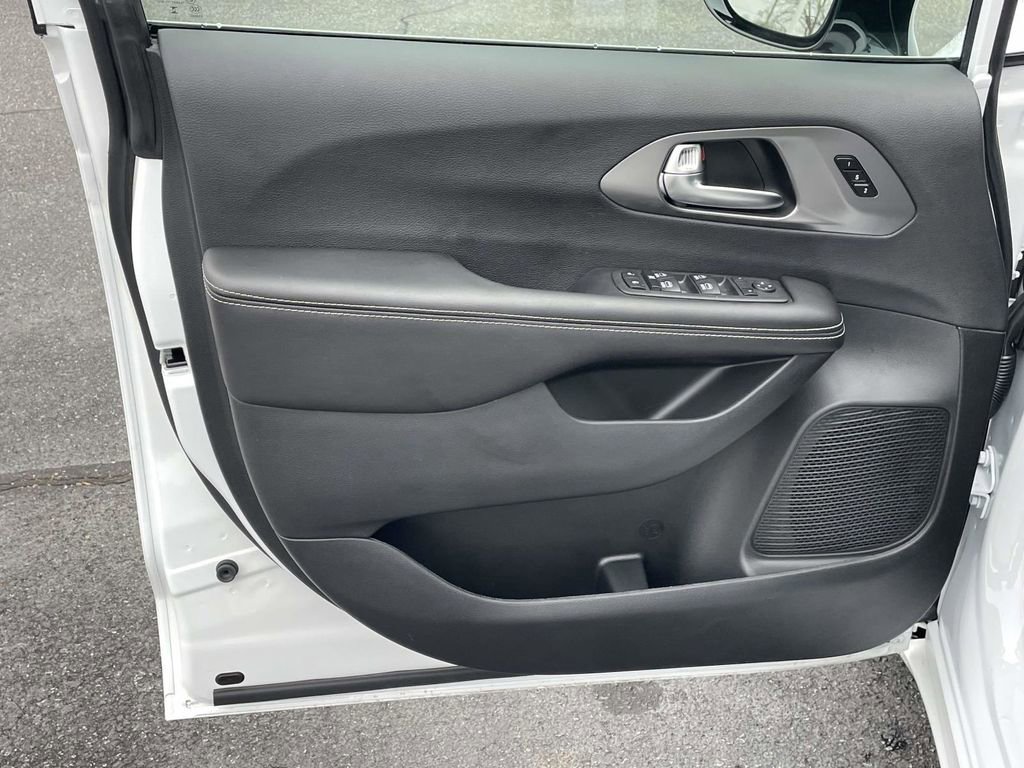 New 2026 Chrysler Pacifica Select image 23