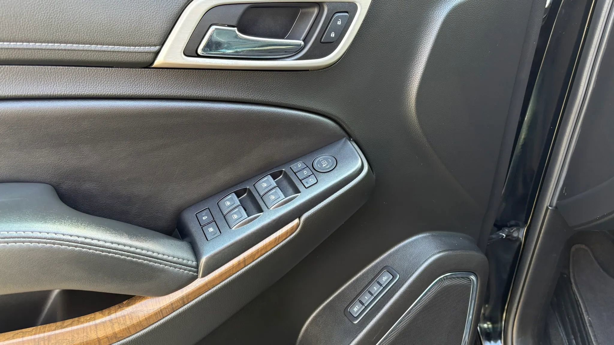 Used 2018 GMC Yukon XL Denali w/ Denali Ultimate Package image 16