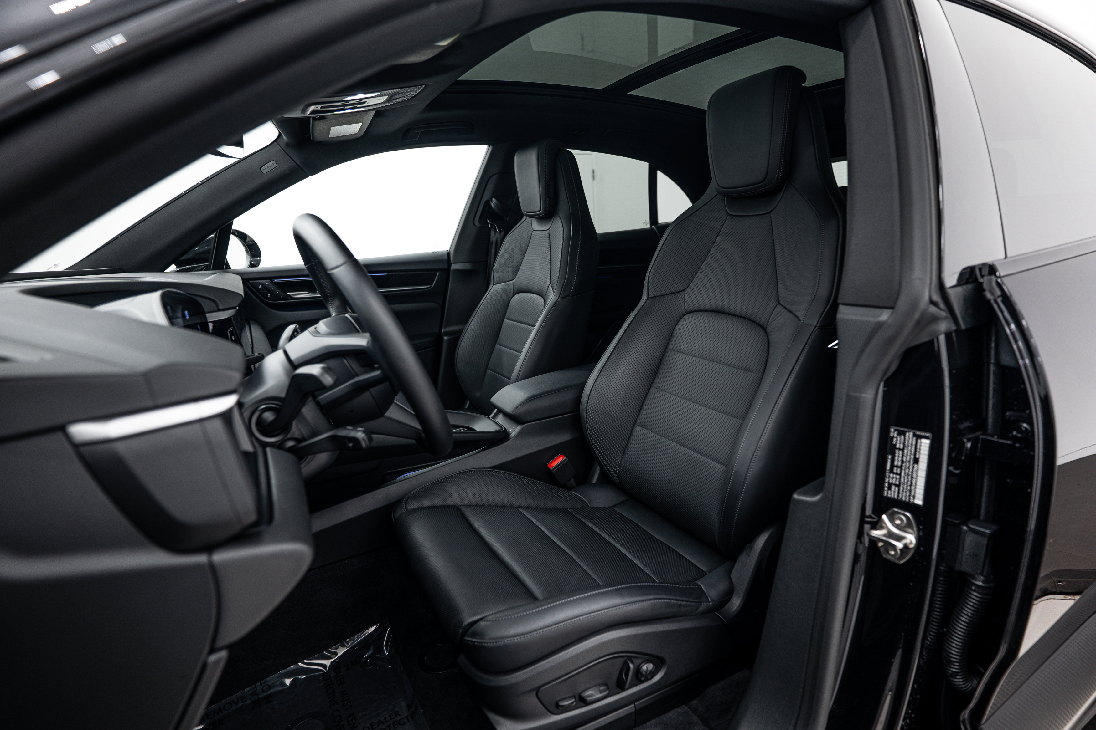 Certified 2025 Porsche Macan 4 Electric AWD/4WD image 5