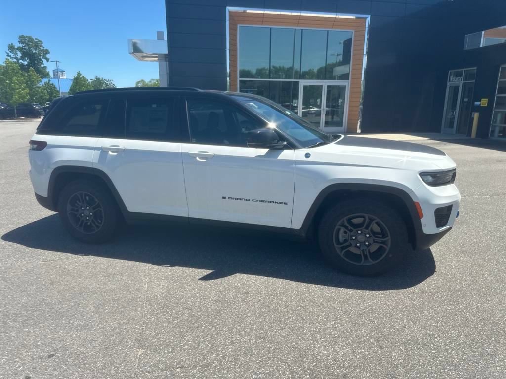 New 2024 Jeep Grand Cherokee Trailhawk w/ Advanced Protech Group II AWD/4WD image 16