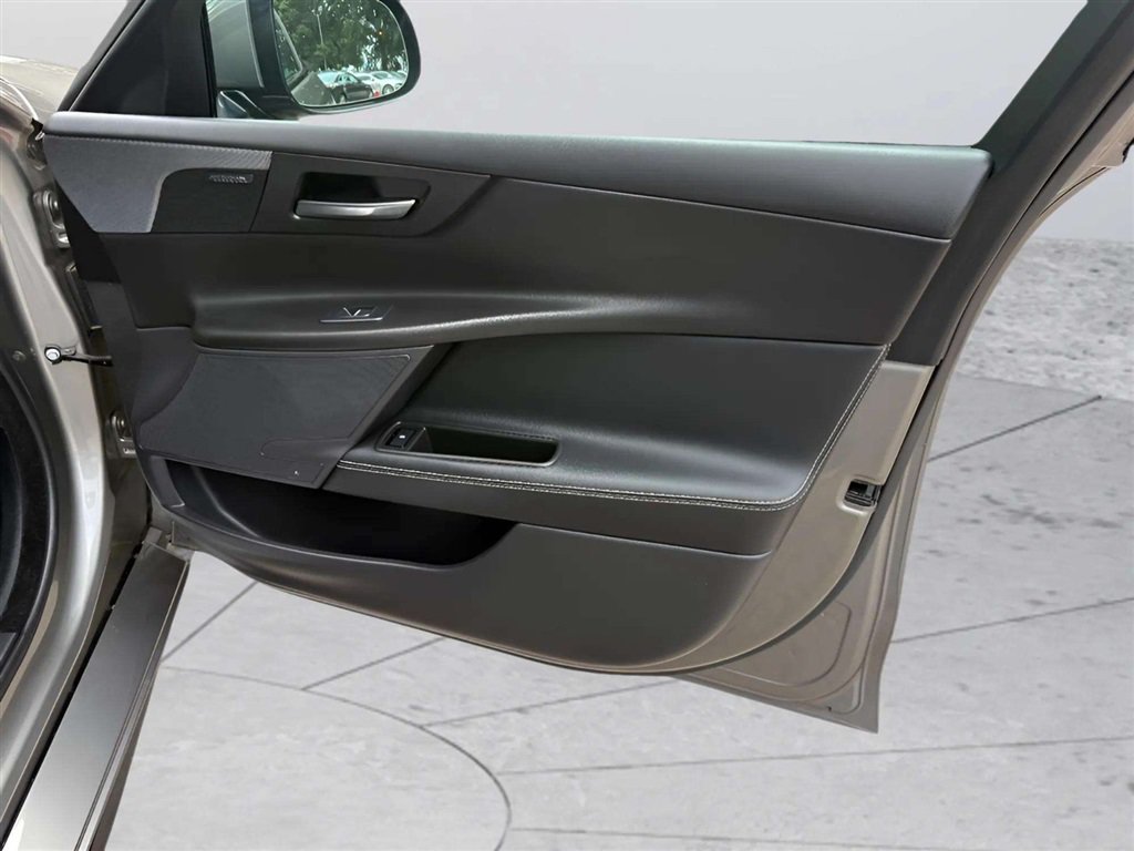 Used 2019 Jaguar XE S RWD image 9