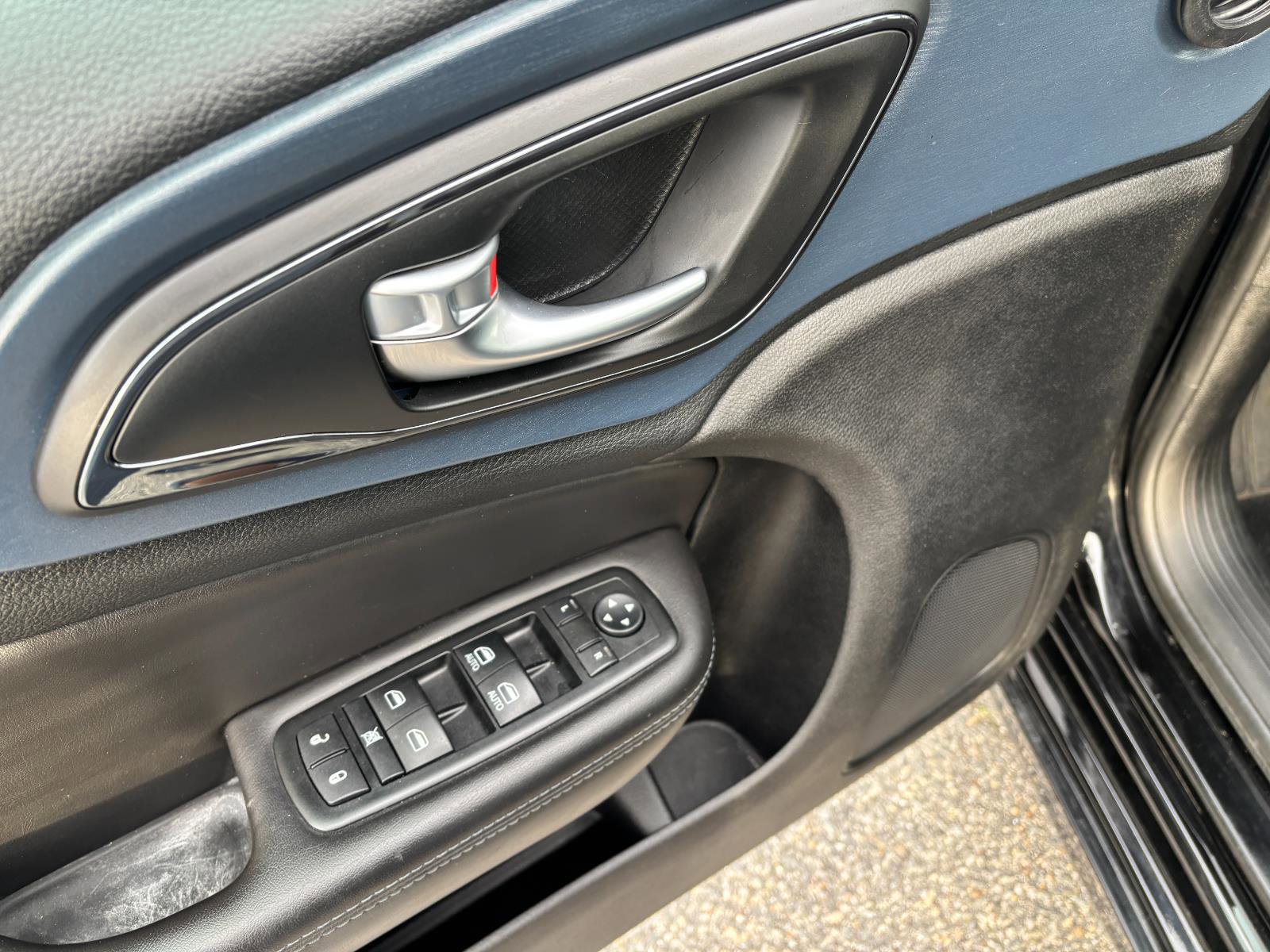 Used 2015 Chrysler 200 S w/ Comfort Group image 11