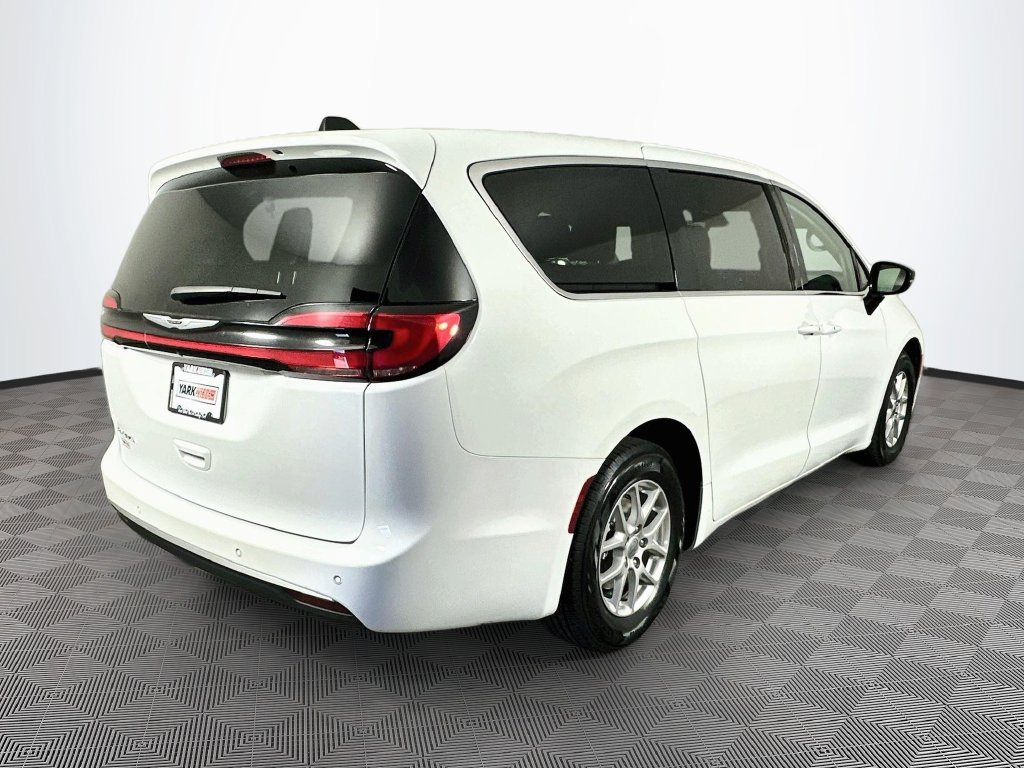Certified 2024 Chrysler Pacifica Touring-L FWD image 11
