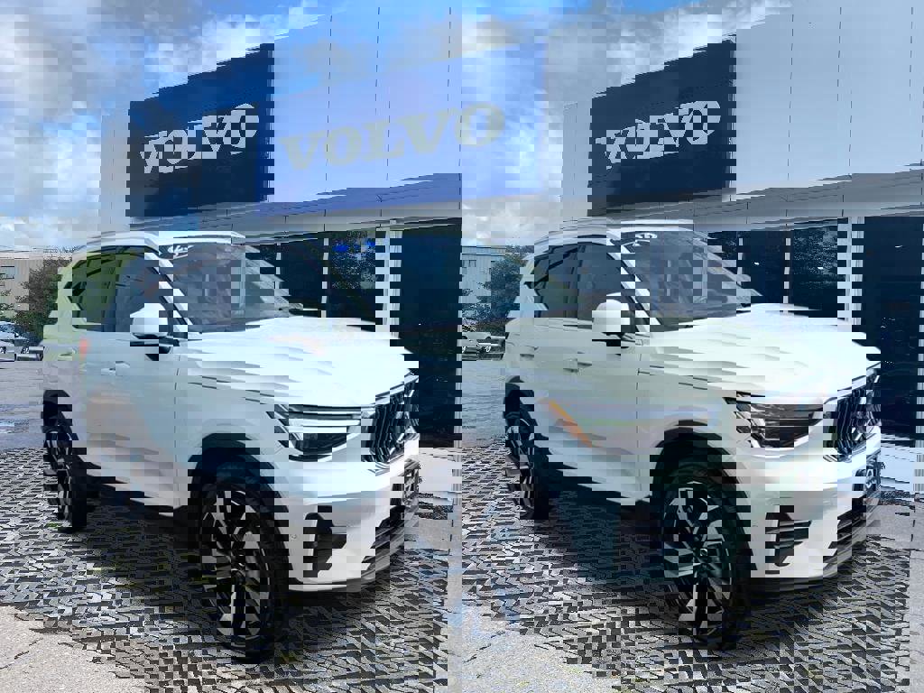 Certified 2025 Volvo XC40 B5 Plus w/ Protection Package Premier image 1