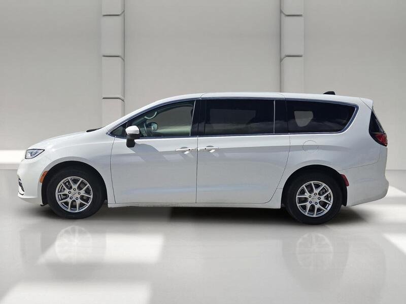 Used 2023 Chrysler Pacifica Touring-L FWD image 2