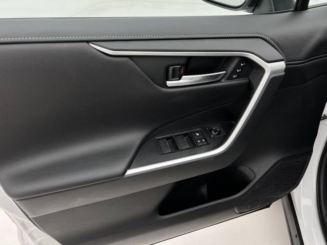 Used 2020 Toyota RAV4 Limited AWD/4WD image 25