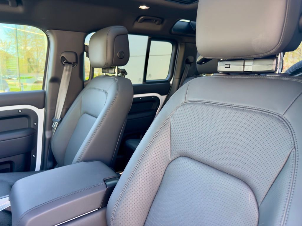 Used 2025 Land Rover Defender 110 X-Dynamic SE image 8