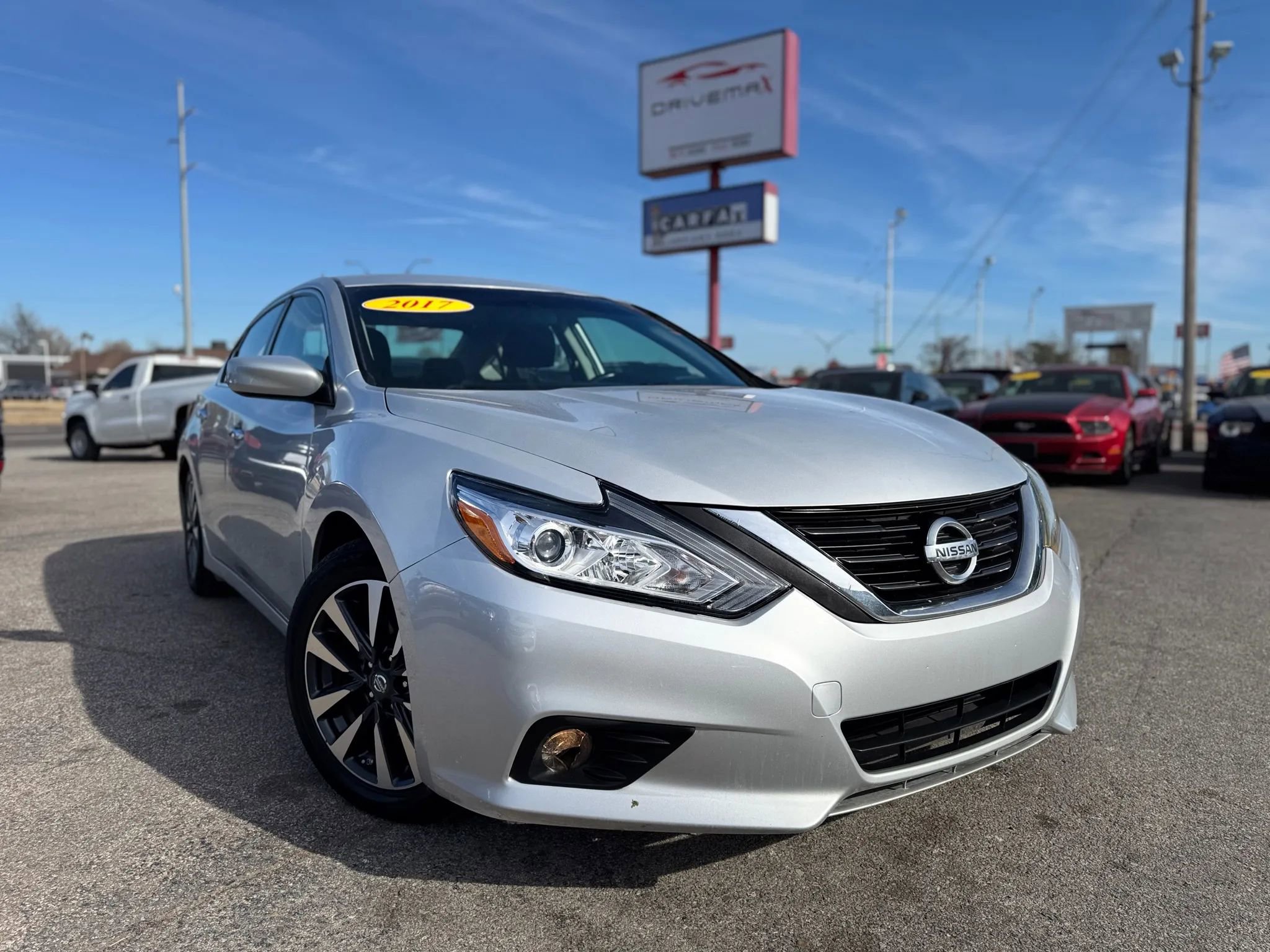 Used 2017 Nissan Altima 2.5 SV image 2