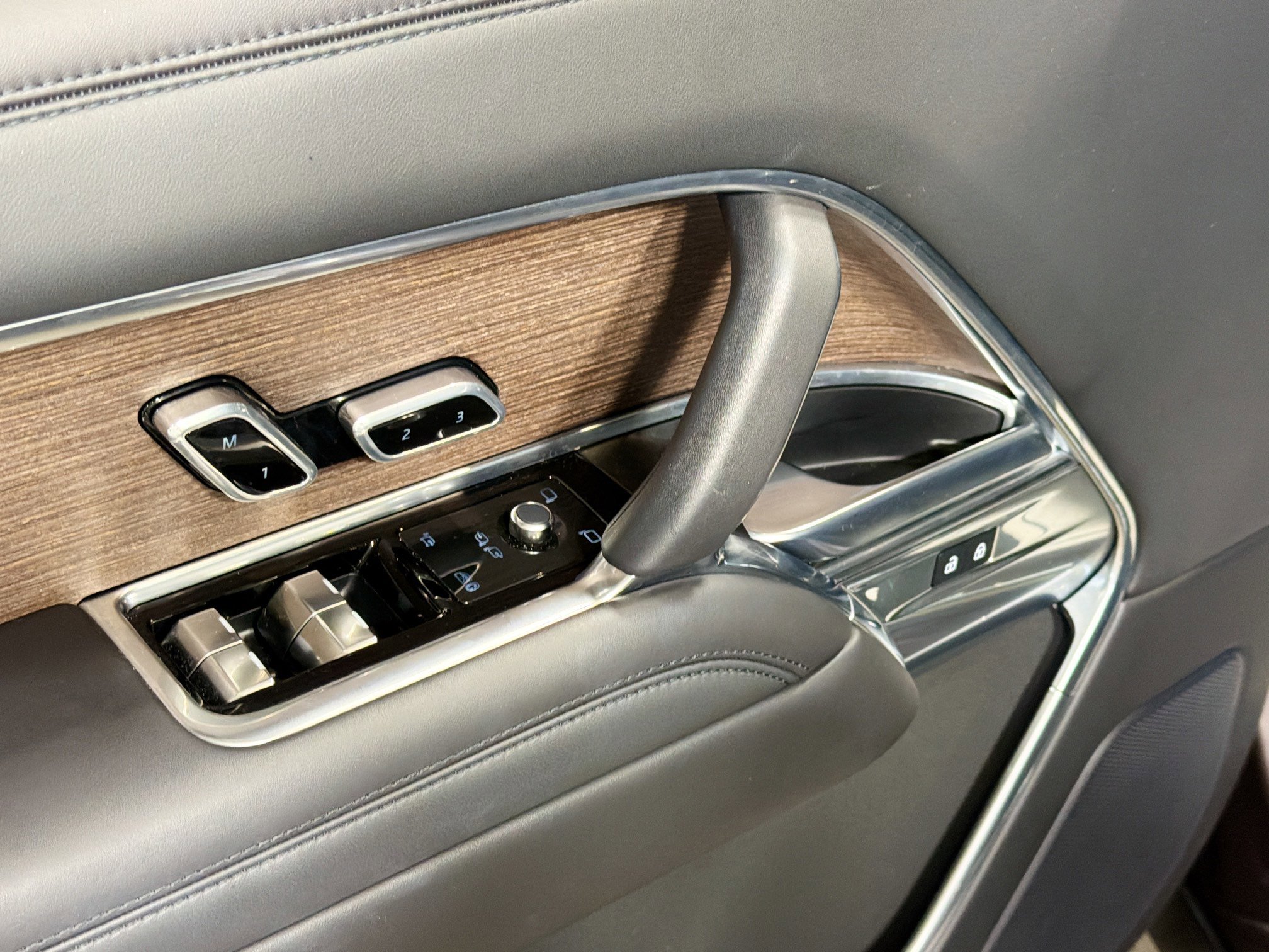 Used 2025 Land Rover Range Rover Long Wheelbase SE image 23