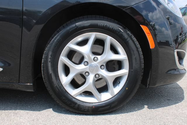 Used 2018 Chrysler Pacifica Touring-L Plus w/ Tire & Wheel Group FWD image 38