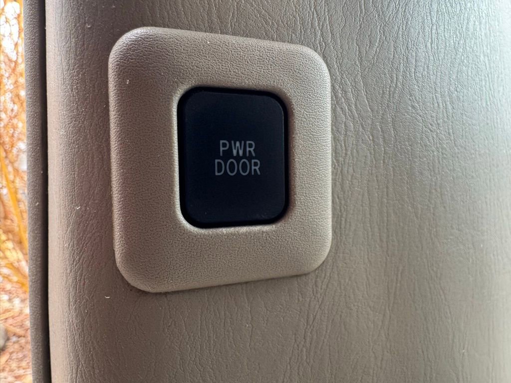 Used 2010 Toyota Sienna LE FWD image 17
