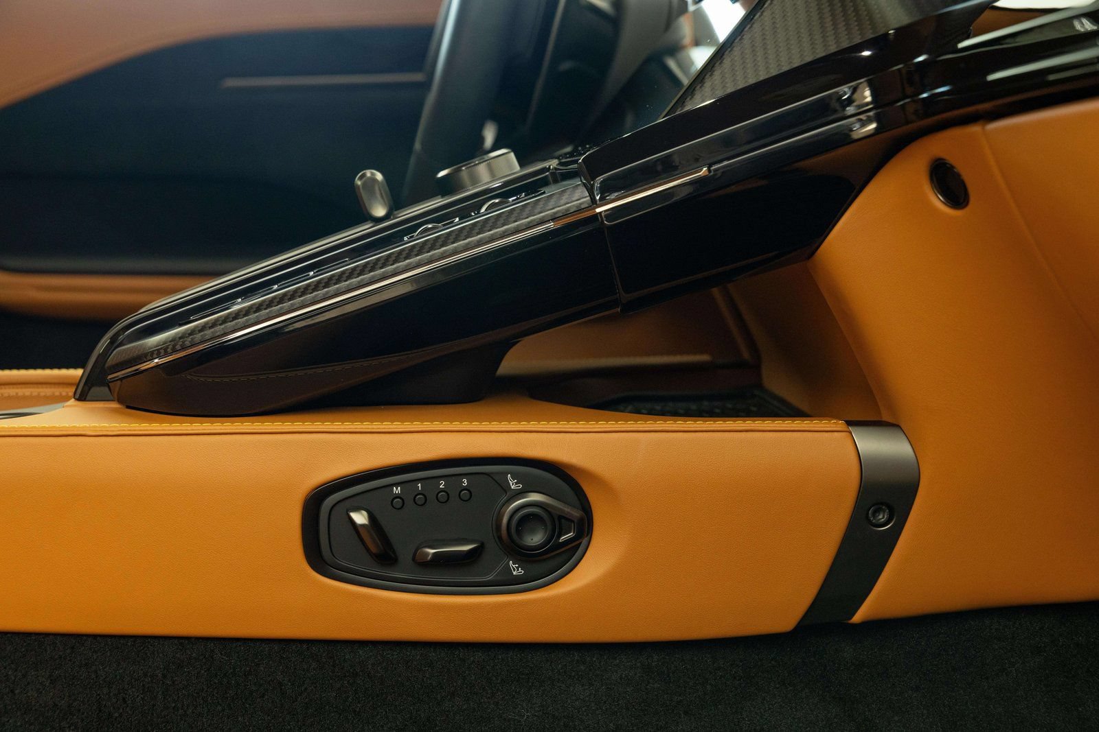 Used 2025 Aston Martin V8 Vantage Coupe RWD image 36