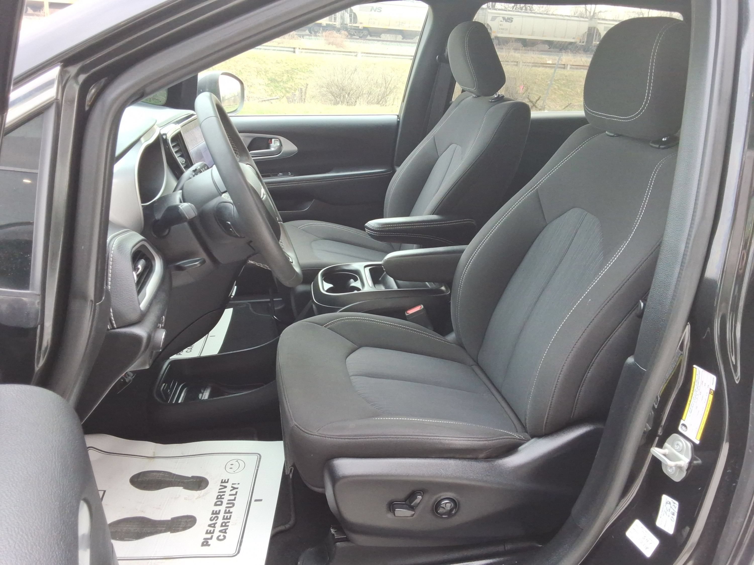 Used 2023 Chrysler Pacifica Touring FWD image 27