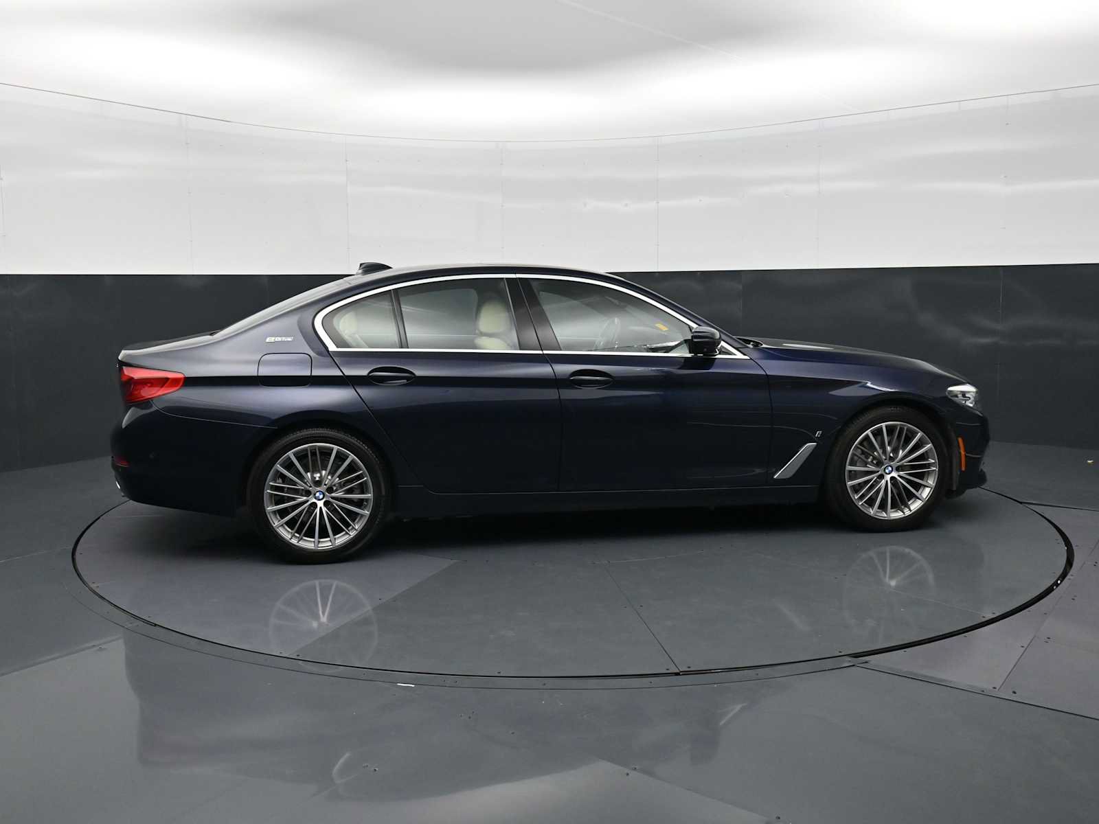 Used 2019 BMW 530e w/ Luxury Package RWD image 4