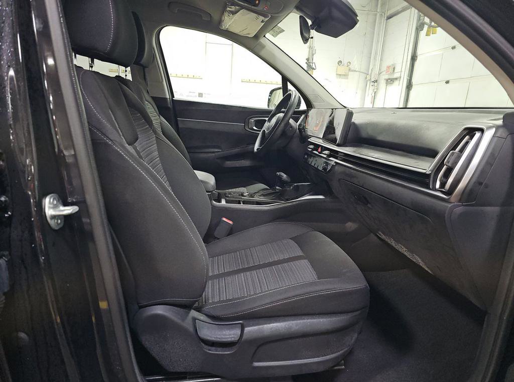 Used 2025 Kia Sorento LX image 16