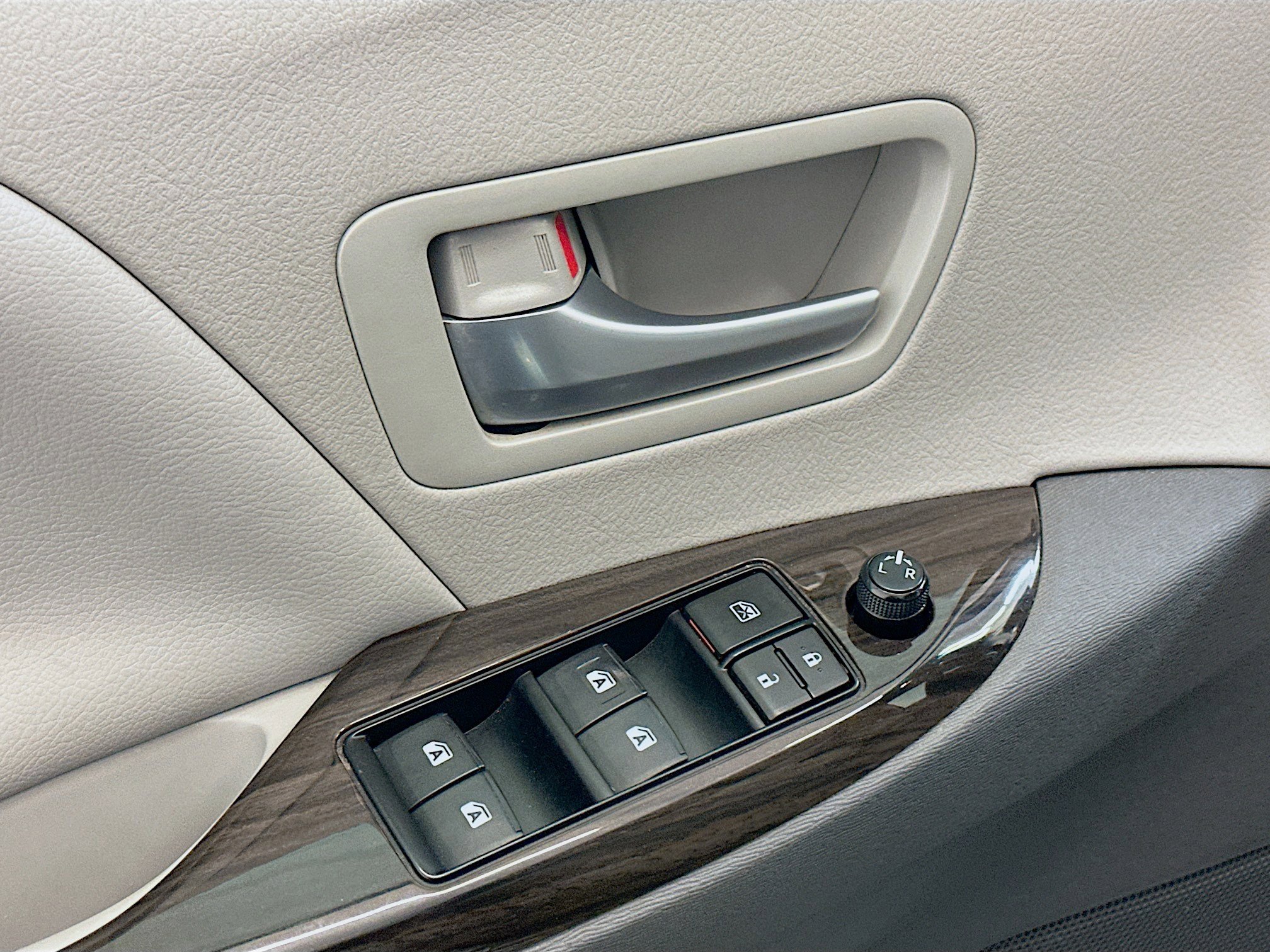 Used 2017 Toyota Sienna XLE w/ XLE Navigation Package FWD image 15