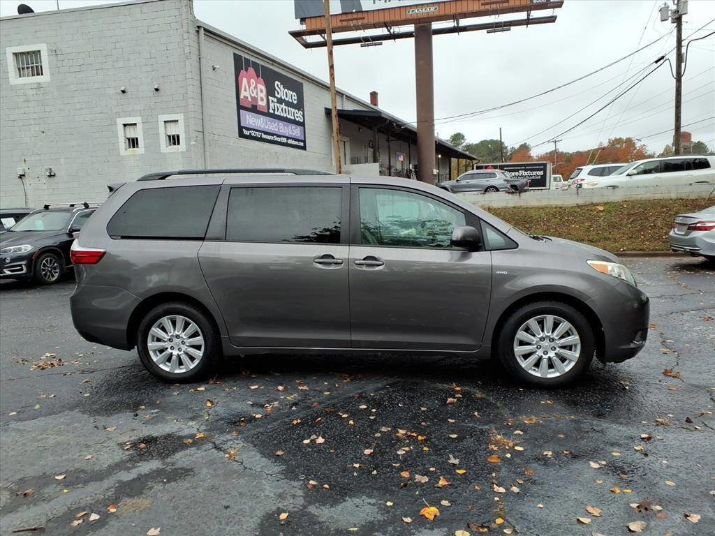 Used 2017 Toyota Sienna LE image 2