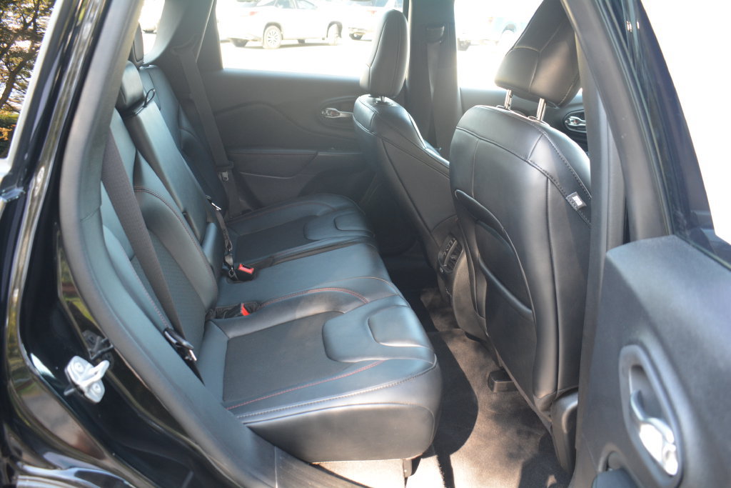 Used 2022 Jeep Cherokee Trailhawk AWD/4WD image 19