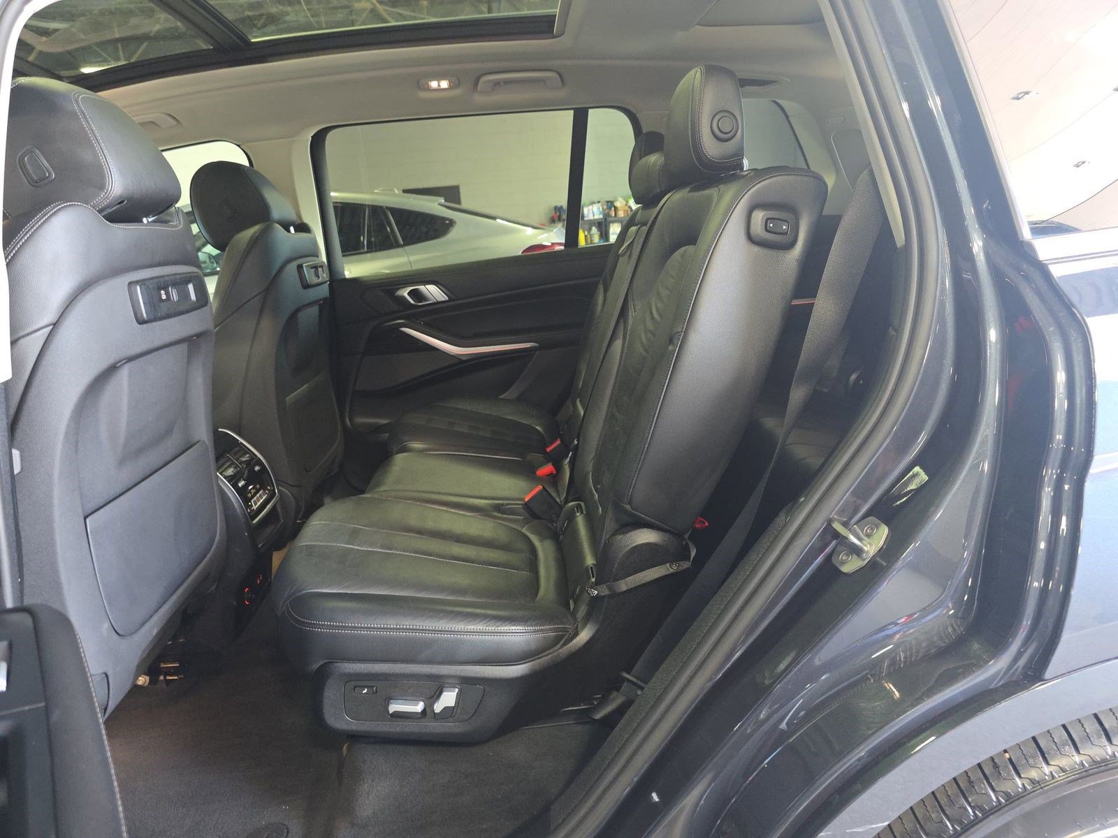 Used 2020 BMW X7 xDrive40i w/ Cold Weather Package AWD/4WD image 17