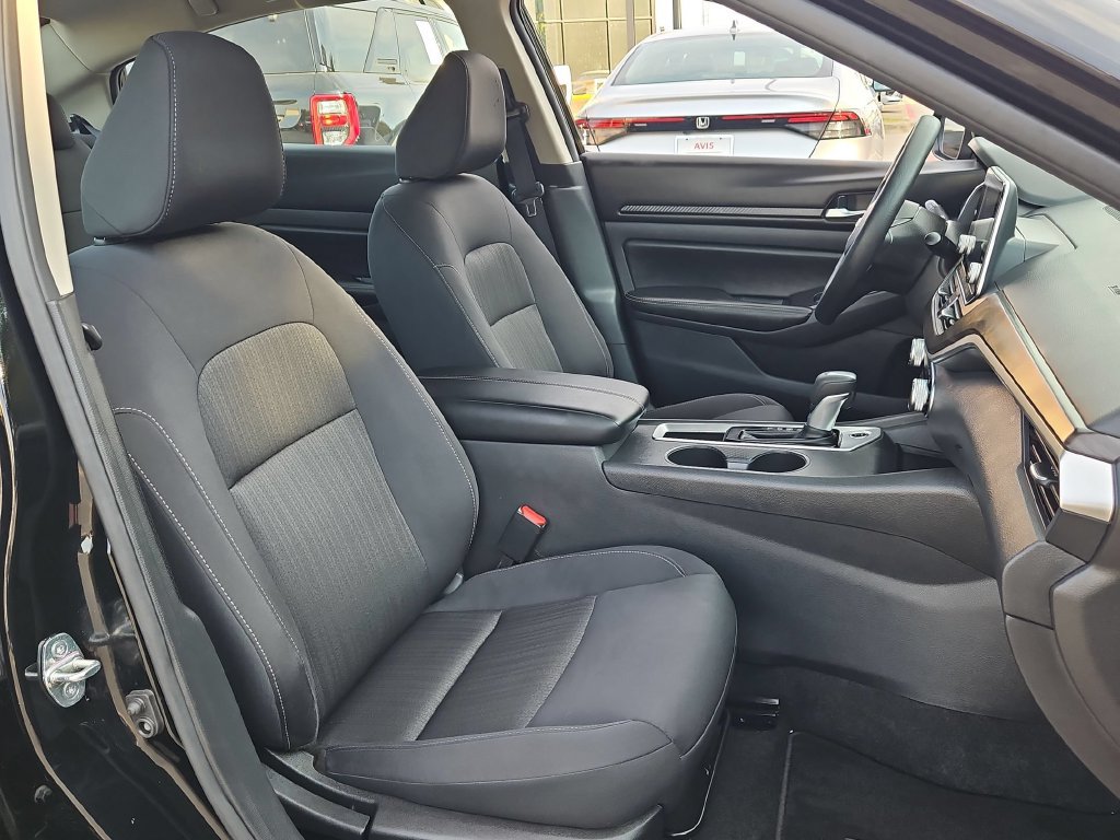 Used 2025 Nissan Altima 2.5 SV FWD image 31