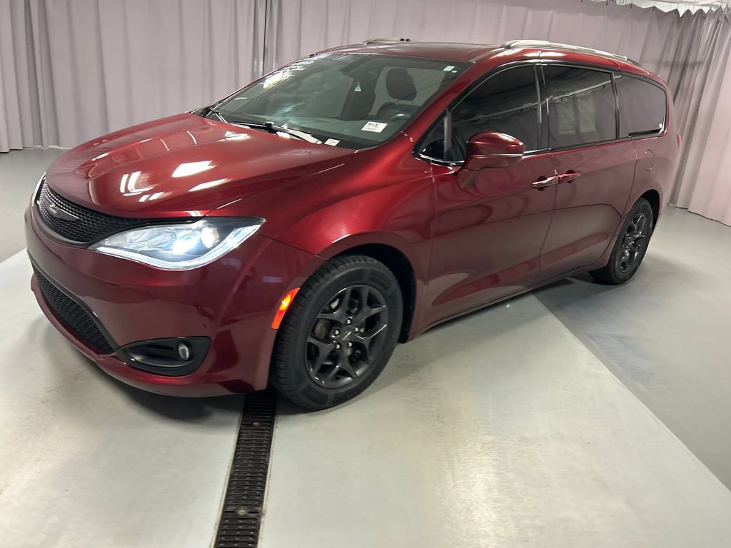 Used 2019 Chrysler Pacifica Limited w/ S Appearance Package FWD image 3