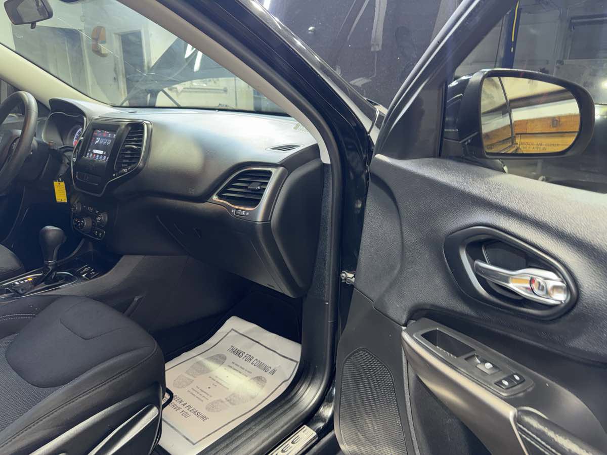 Used 2019 Jeep Cherokee Latitude w/ Popular Appearance Group FWD image 27