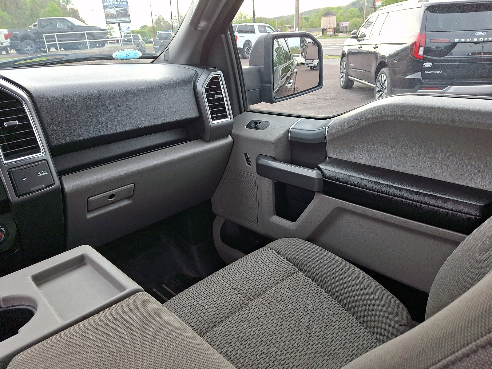 Used 2015 Ford F150 XLT w/ Equipment Group 302A Luxury AWD/4WD image 16
