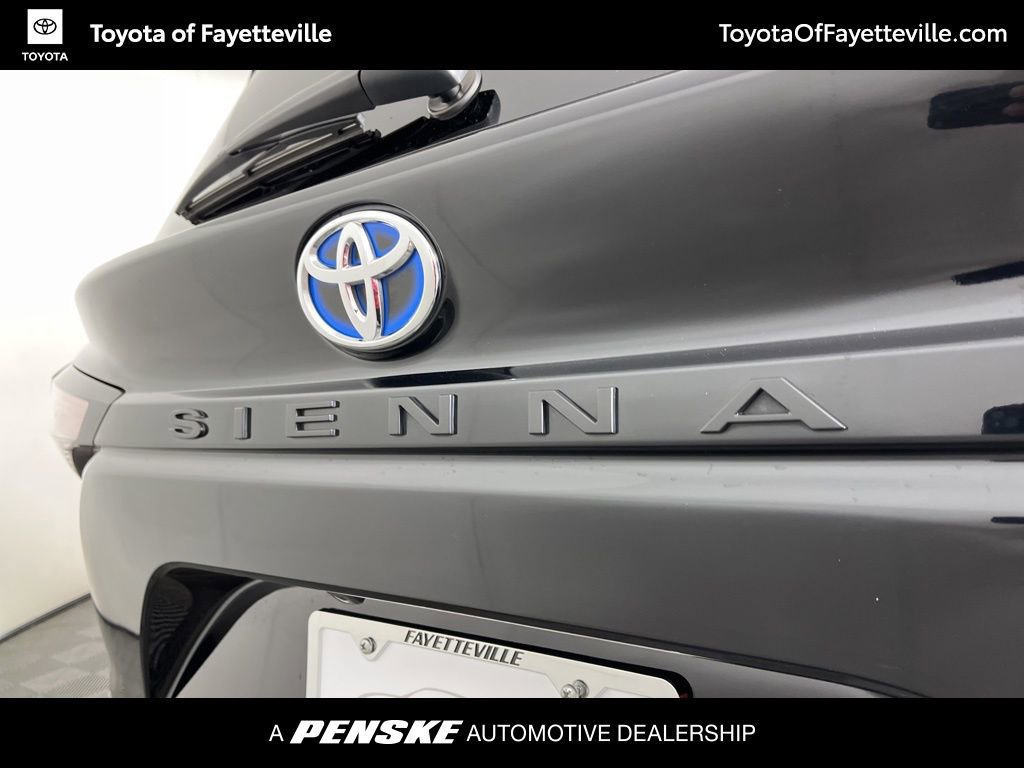 Used 2025 Toyota Sienna LE w/ LE Plus Package image 3