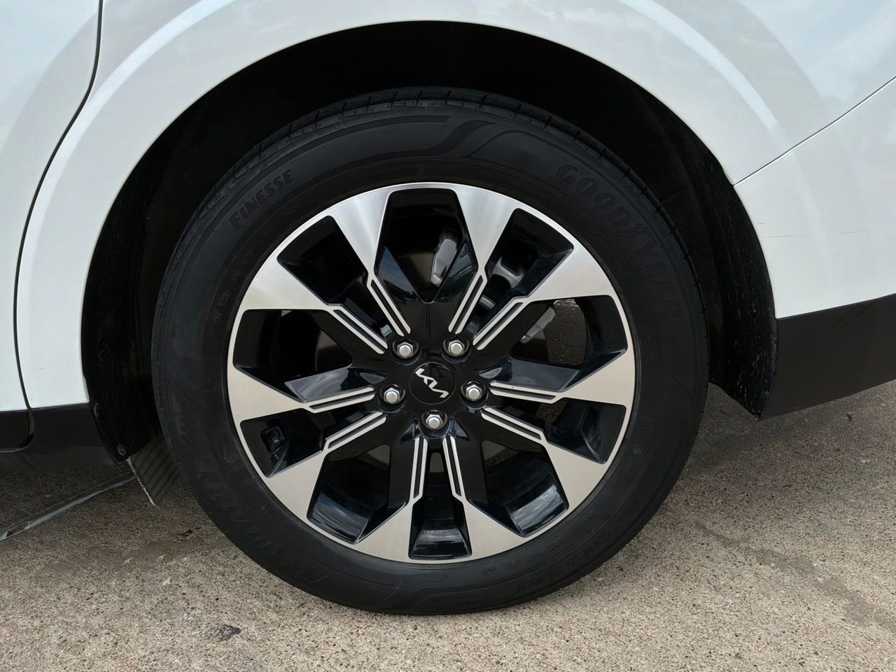 Used 2024 Kia Carnival EX FWD image 8
