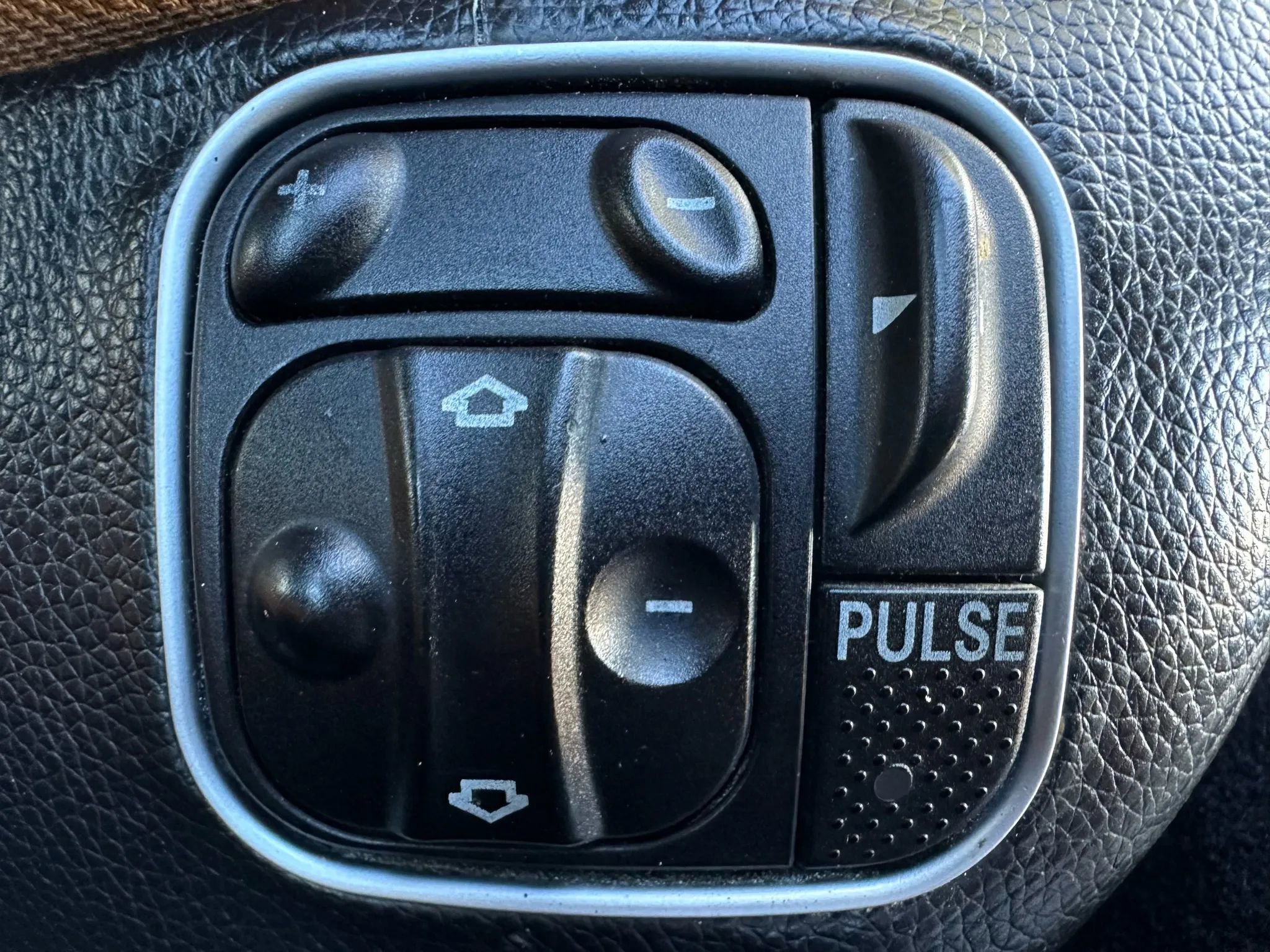 Used 2011 Mercedes-Benz SL 550 image 13