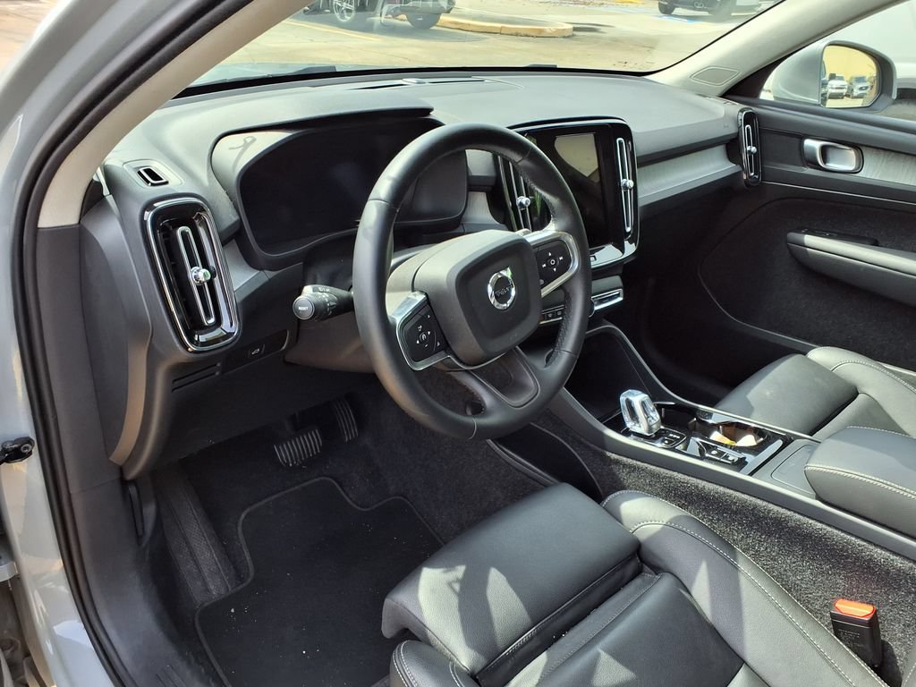 Used 2025 Volvo XC40 B5 Plus AWD/4WD image 17