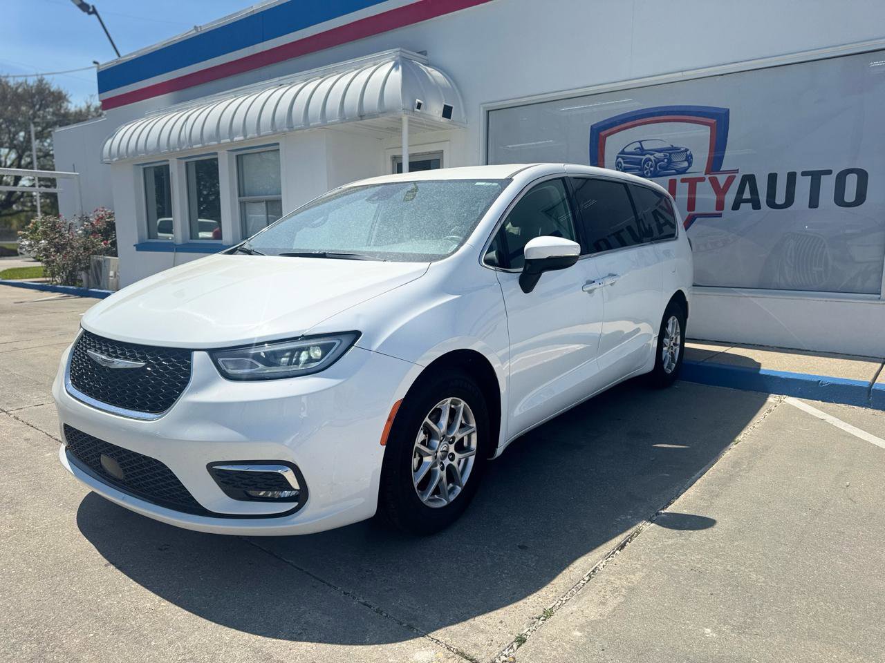 Used 2023 Chrysler Pacifica Touring-L image 14