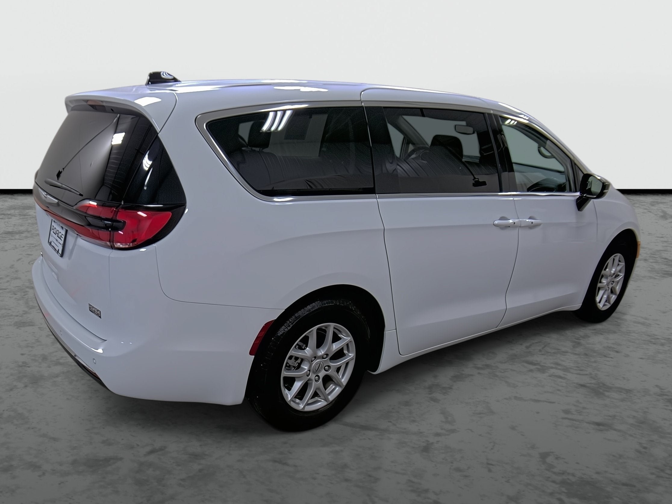 Used 2024 Chrysler Pacifica Touring-L w/ Uconnect Theater Family Group FWD image 4