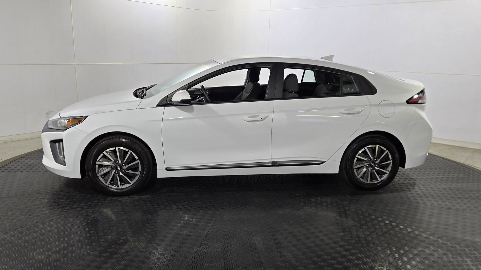 Used 2021 Hyundai Ioniq SE image 4
