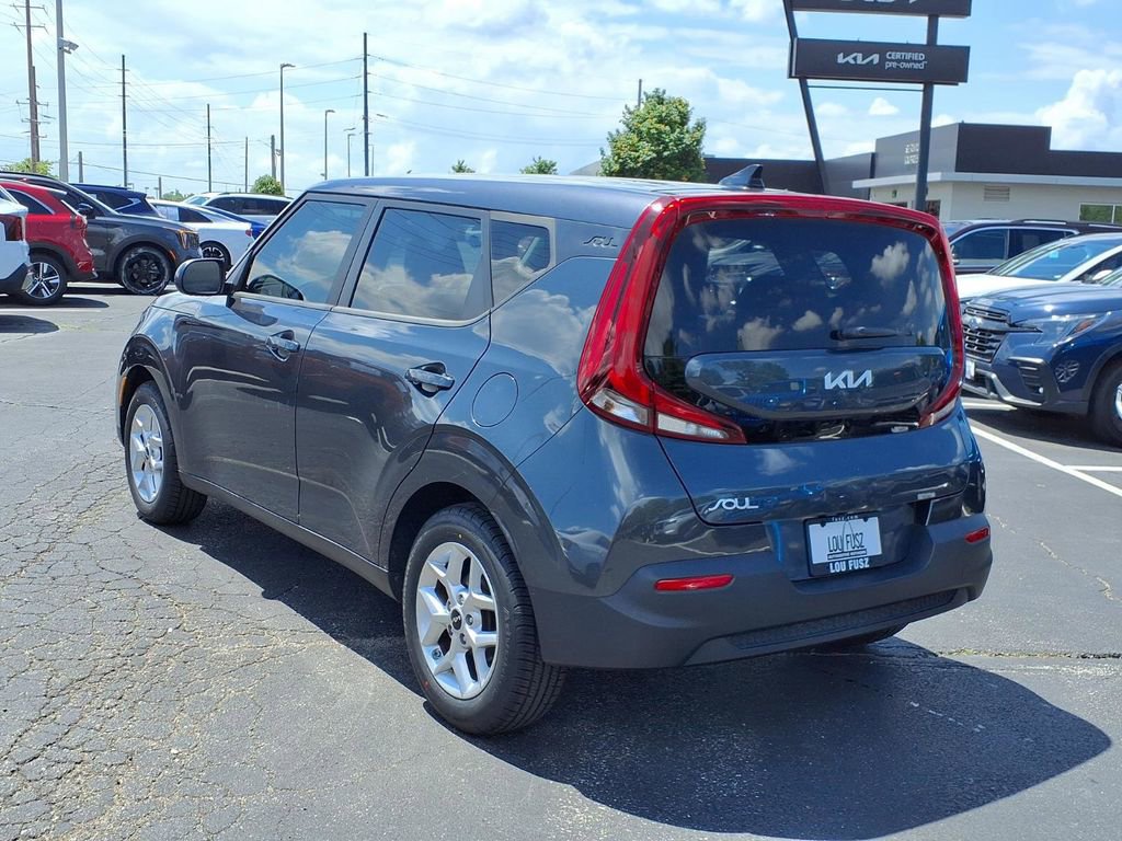 Used 2022 Kia Soul LX w/ Technology Package FWD image 2