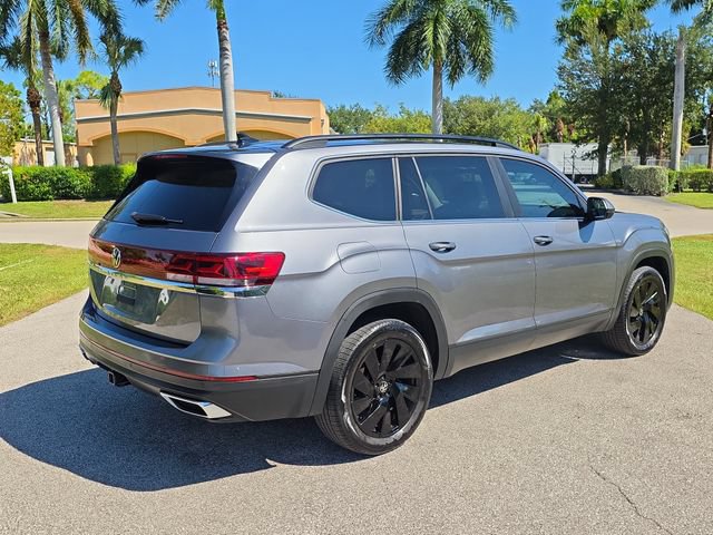 Used 2025 Volkswagen Atlas SE w/ Panoramic Sunroof Package FWD image 4