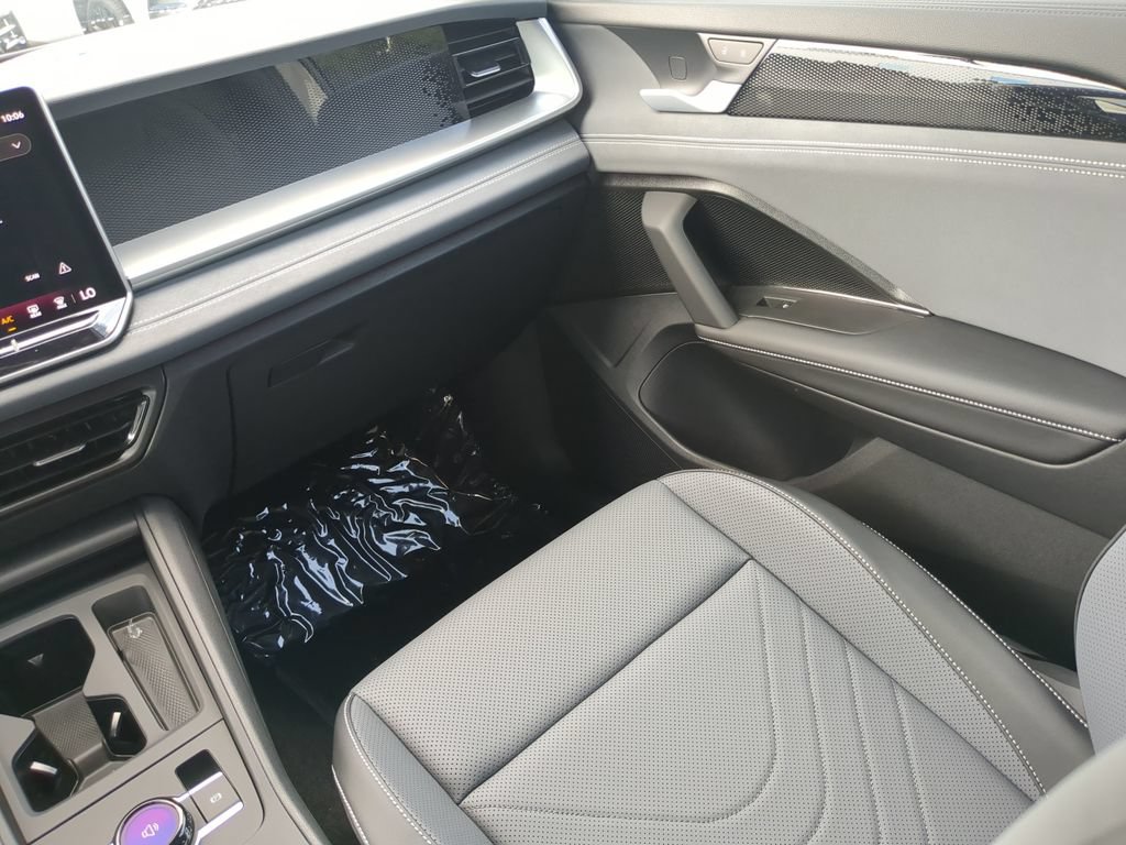 New 2026 Volkswagen Tiguan SE R-Line FWD image 15