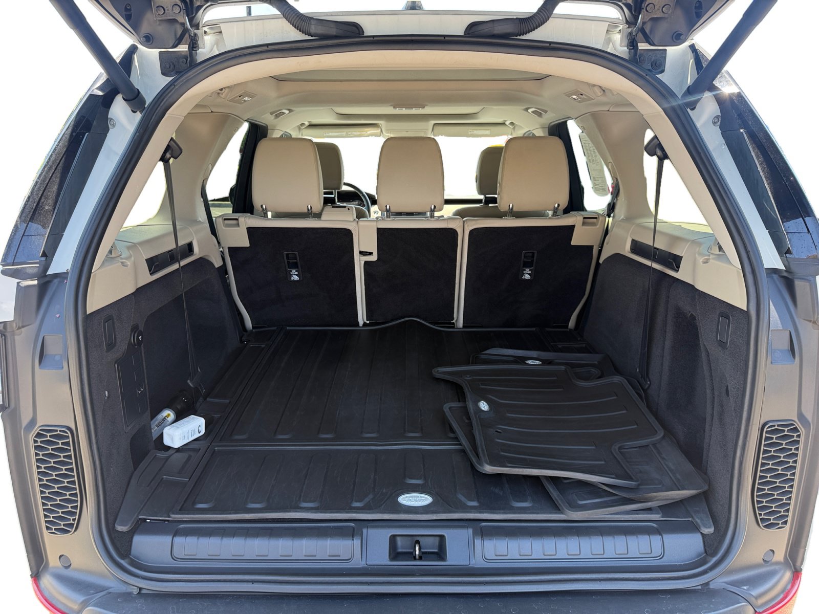 Used 2018 Land Rover Discovery SE AWD/4WD image 17