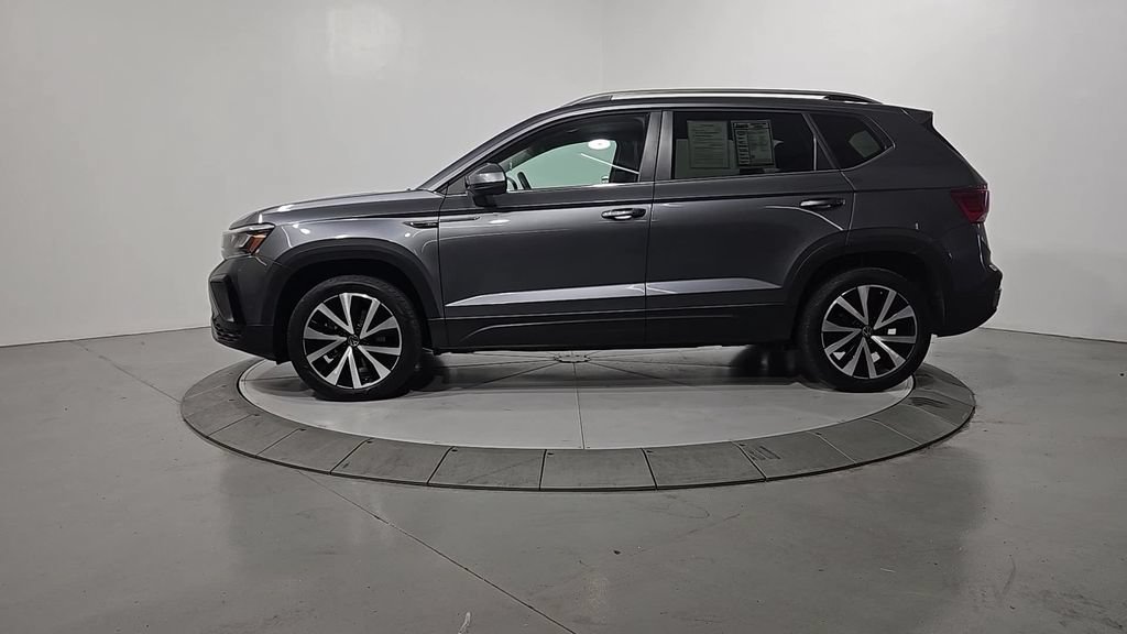 Used 2024 Volkswagen Taos SE FWD image 2