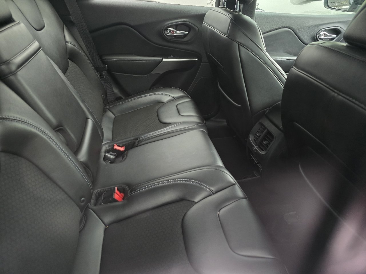 Used 2019 Jeep Cherokee Latitude Plus w/ Comfort/Convenience Group FWD image 25