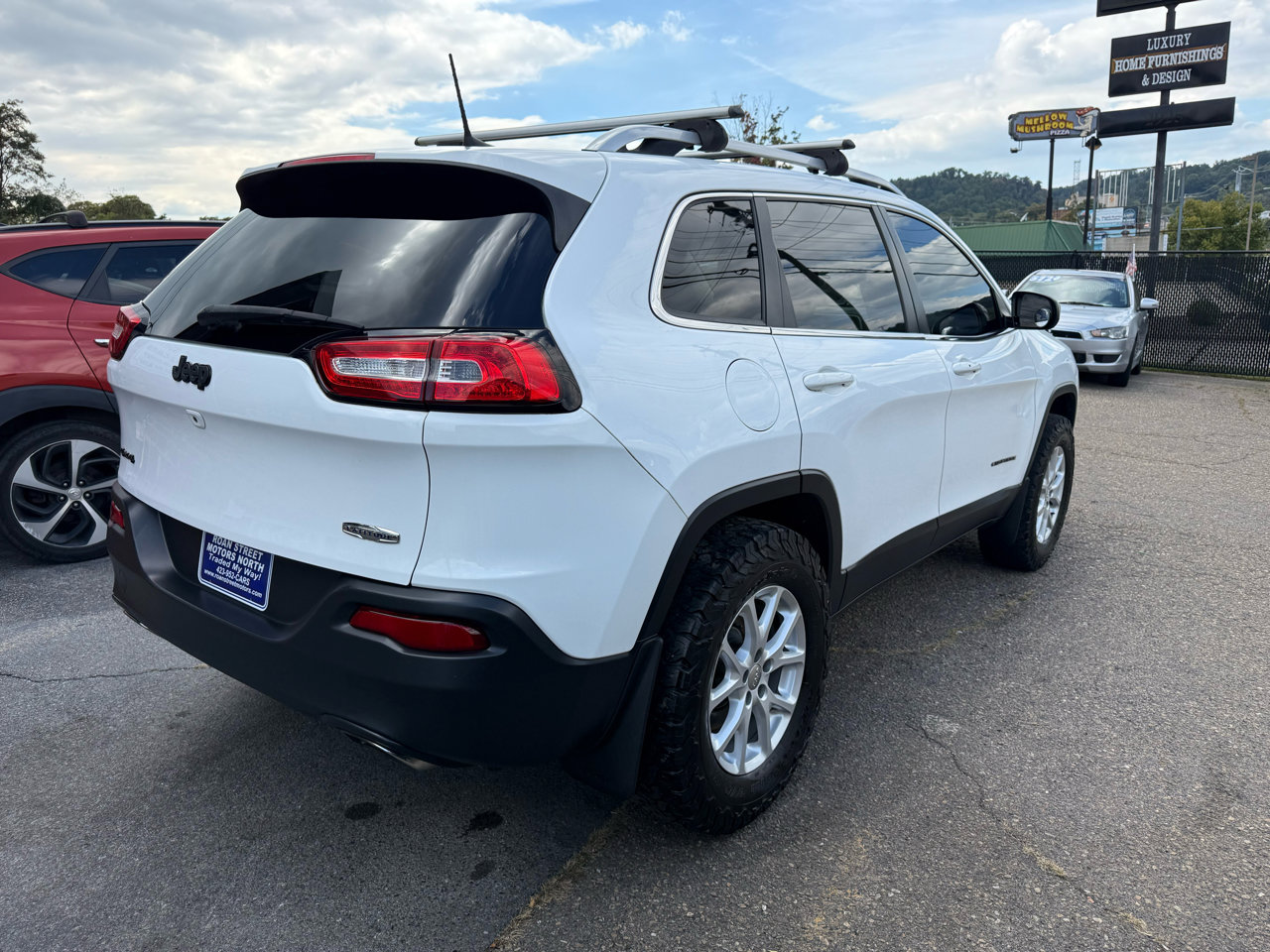 Used 2018 Jeep Cherokee Latitude Plus w/ Comfort/Convenience Group image 4