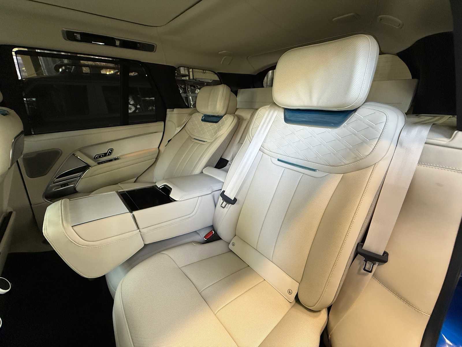 New 2025 Land Rover Range Rover SV image 17