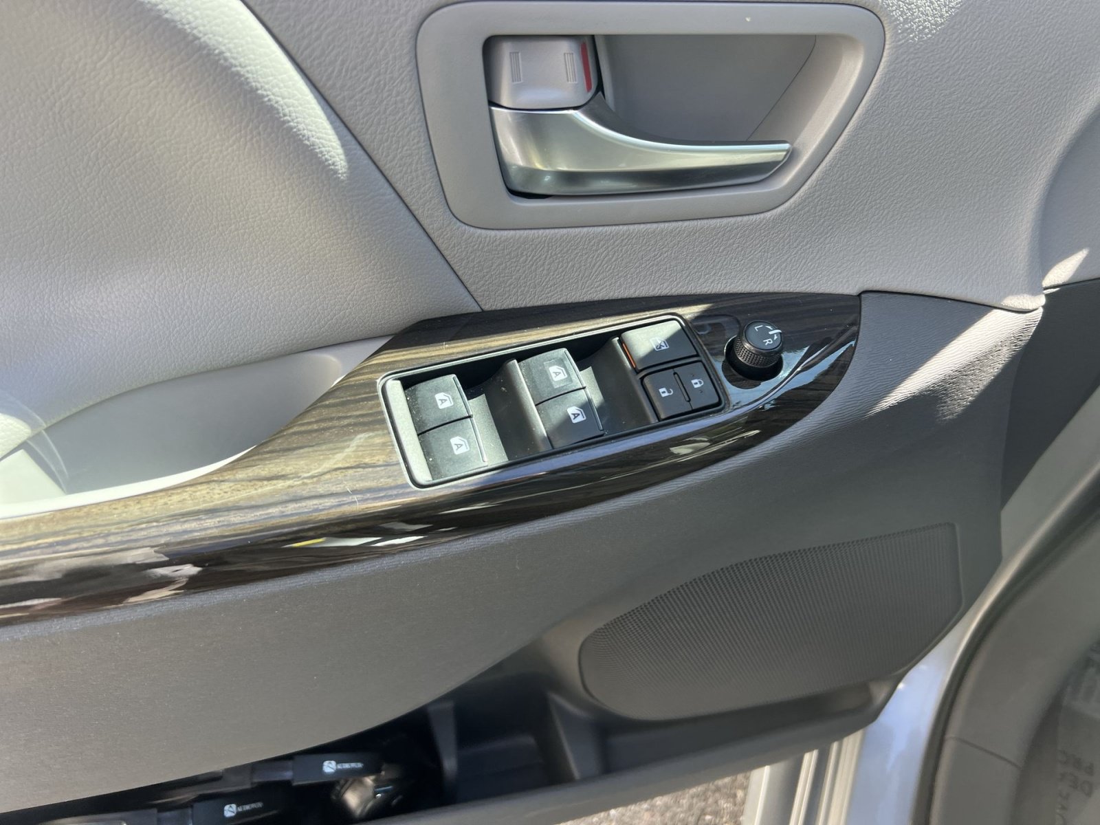 Used 2020 Toyota Sienna XLE w/ XLE Navigation Package FWD image 15