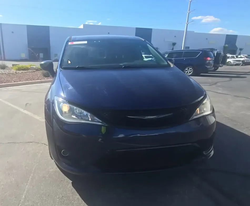 Used 2018 Chrysler Pacifica Touring Plus w/ S Appearance Package FWD image 1