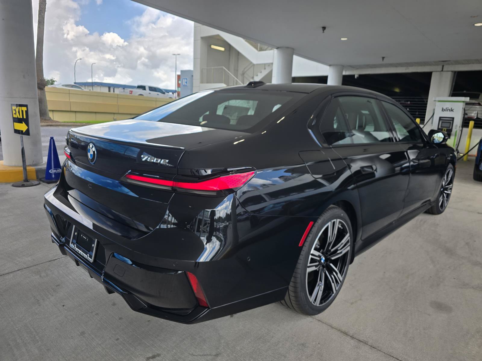 New 2026 BMW 750e xDrive AWD/4WD image 3