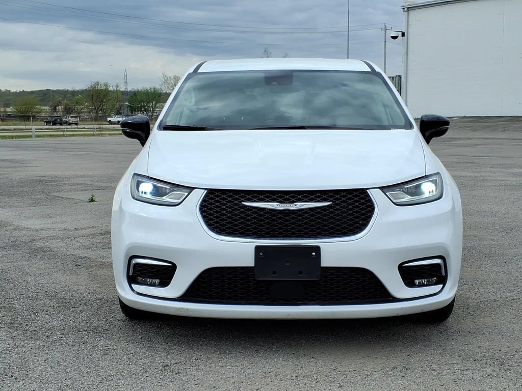 Used 2024 Chrysler Pacifica Touring-L FWD image 2
