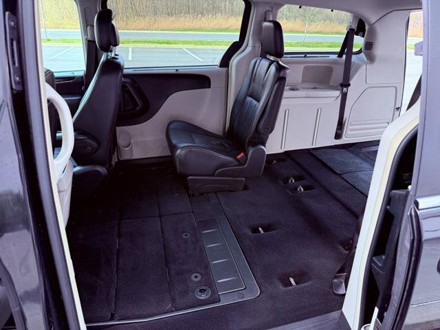 Used 2015 Chrysler Town & Country Touring FWD image 29