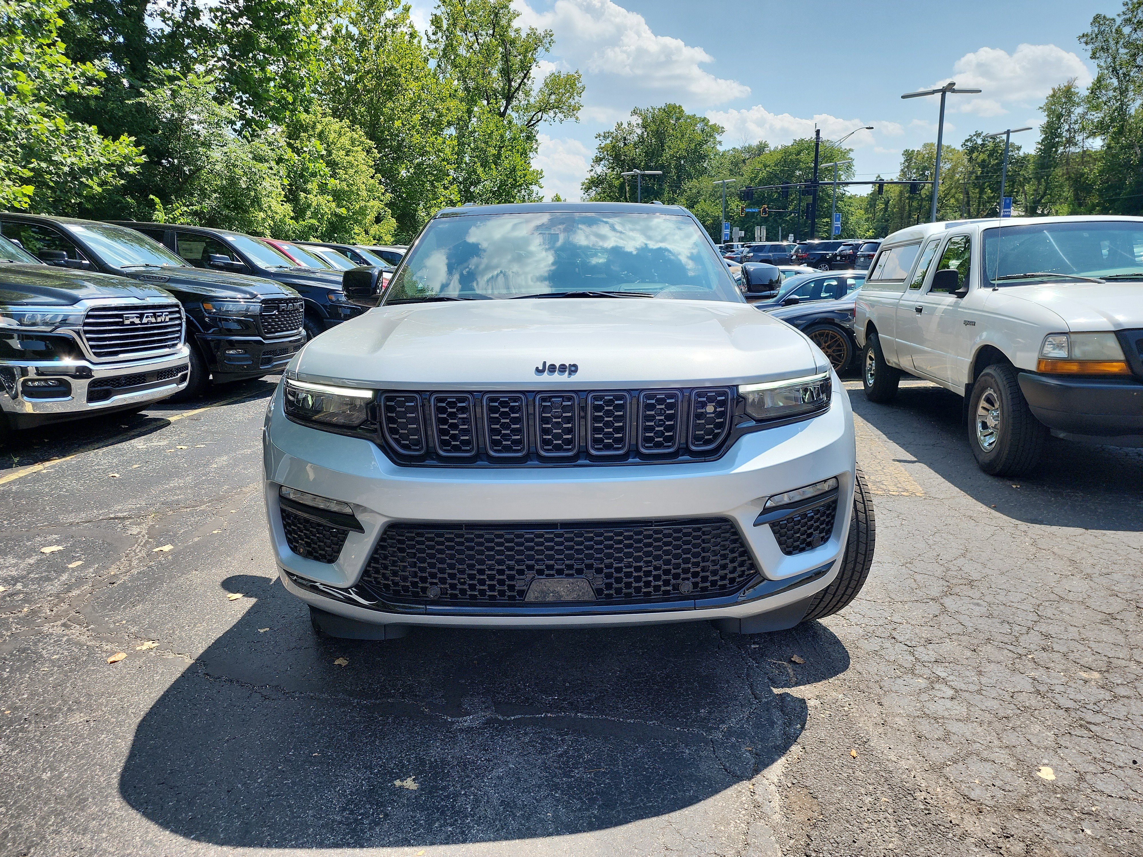 New 2025 Jeep Grand Cherokee Summit image 21