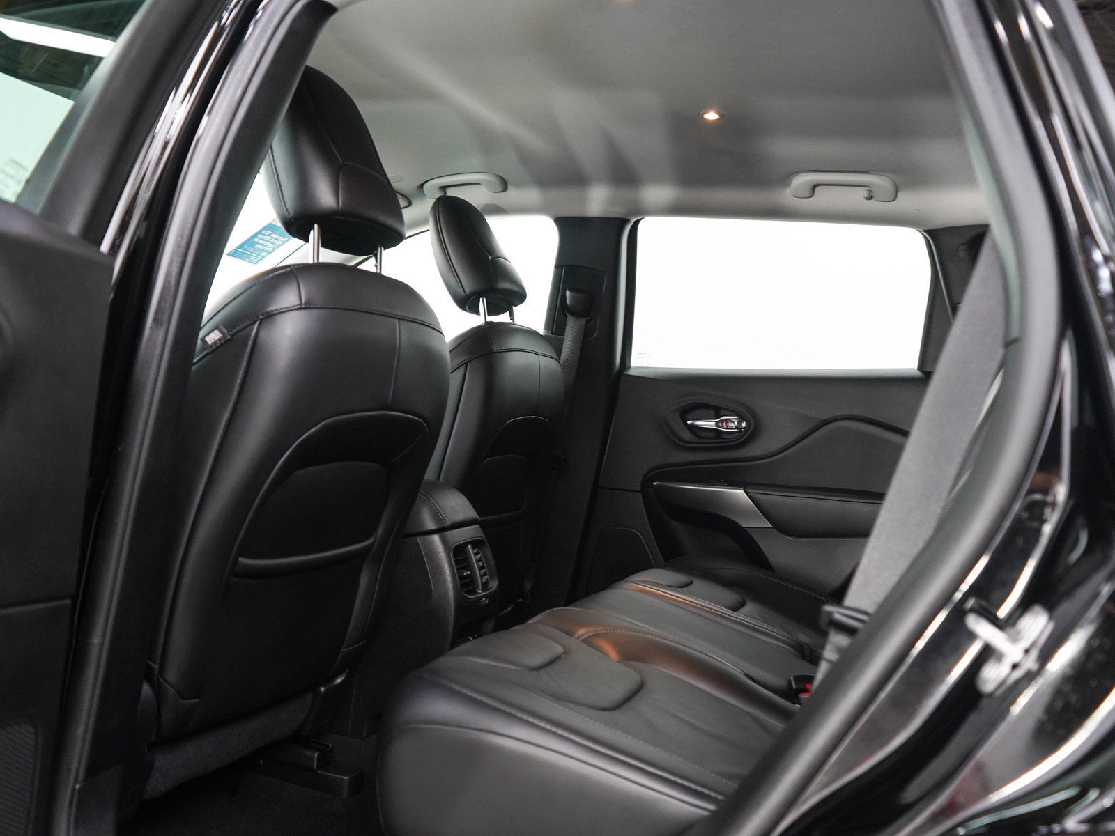 Used 2020 Jeep Cherokee Limited AWD/4WD image 18